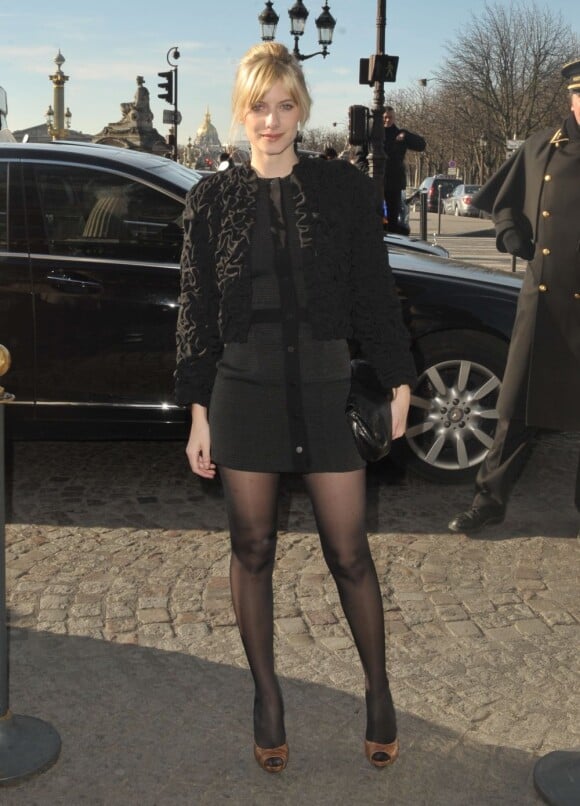Mélanie Laurent est une fan de la fashion week parisienne. Et pour briller parmi les tops du monde entier, la blondinette porte une robe moulante extra courte... Très parisienne ! Paris, 4 mars 2010 