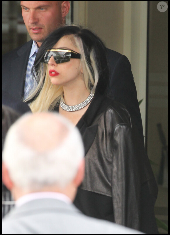 Lady Gaga est arrivée à Paris ce mardi 10 mai 2011. Eh on ne peut pas dire qu'elle voyage léger !