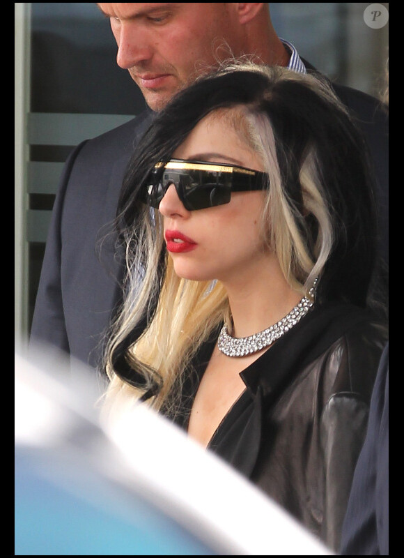 Lady Gaga est arrivée à Paris ce mardi 10 mai 2011. Eh on ne peut pas dire qu'elle voyage léger !