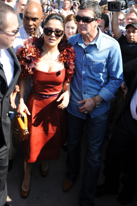 Salma Hayek et Antonio Banderas présentent Le Chat Potté à Cannes le 11 mai 2011, en plein dans la foule !