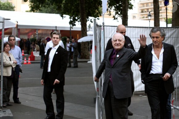 Pierre Bergé et Bernard-Henri Levy au concert en l'honneur des 30 ans de l'élection de François Mitterrand, le 10 mai 2011 sur la place de la Bastille à Paris