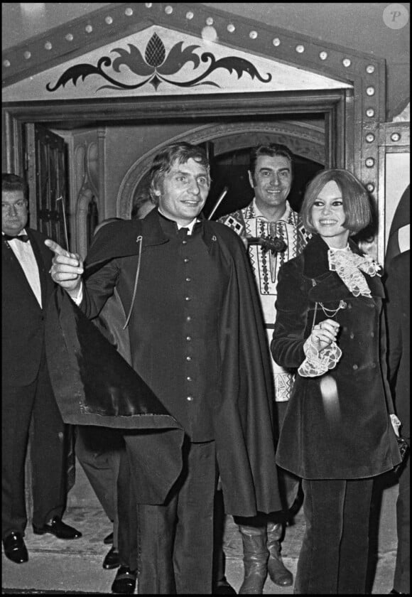 Brigitte Bardot et Gunter Sachs célèbrent leur anniversaire de mariage à Paris en 1967.
