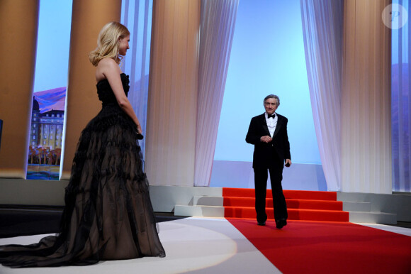 Mélanie Laurent accueille Robert de Niro lors de la cérémonie d'ouverture du 64e festival de Cannes le 11 mai 2011