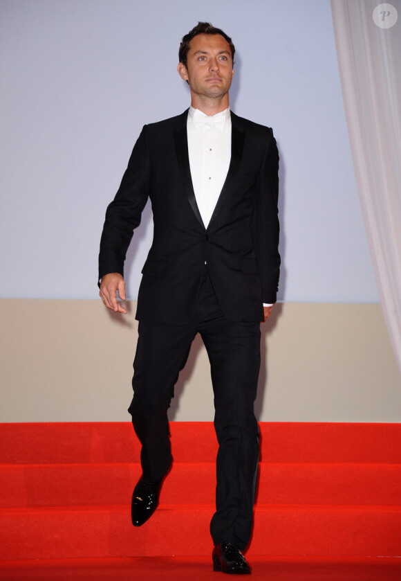 Jude Law lors de la cérémonie d'ouverture du 64e festival de Cannes le 11 mai 2011