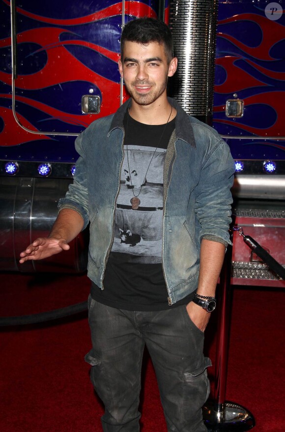 Joe Jonas à l'occasion de la soirée organisée par le magazine Maxim pour le classement des 100 stars les plus sexy, à l'Eden d'Hollywood, à Los Angeles, le 11 mai 2011.
