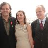 Emir Kusturica prend la pose aux côtés de son épouse Maja et de Frédéric Mitterrand après avoir été fait Chevalier dans l'Ordre de la Légion d'Honneur par le ministre de la culture Frédéric Mitterrand au Café des Palmes dans le Palais des Festivals lors du 64e Festival de Cannes le 13 mai 2011