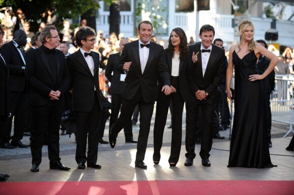 Tout le casting du film The Artist, de Michel Hazanavicius, le 15 mai 2011. 64e festival de Cannes. Bérénice Bejo, Jean Dujardin et le réalisateur sont déchaînés !