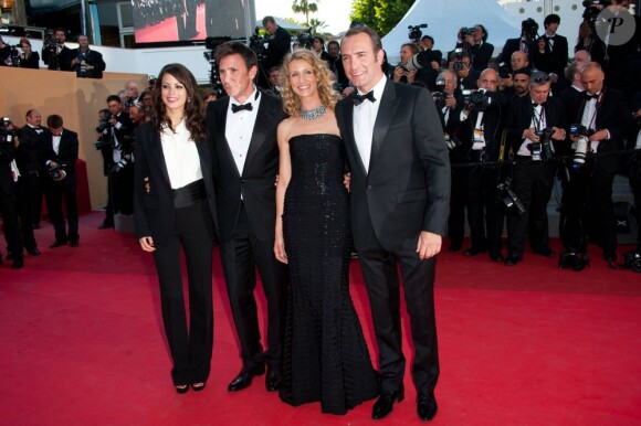 Bérénice Bejo et Michel Hazanavicius, Alexandra Lamy et Jean Dujardin lors de la projection de The Artist, le 15 mai 2011, à Cannes.