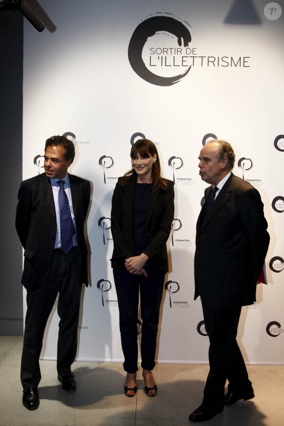 Luc Chatel, Carla Bruni-Sarkozy et Frédéric Mitterrand au centre Pompidou, le 17 mai 2011, lors d'un colloque sur l'illettrisme organisé par la fondation éponyme de la first lady.