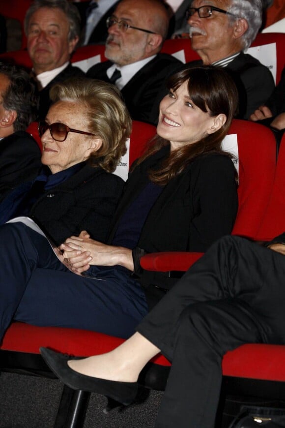 Carla Bruni-Sarkozy, Bernadette Chirac et Gérard Depardieu au centre Pompidou, le 17 mai 2011, lors d'un colloque sur l'illettrisme organisé par la fondation éponyme de la first lady.