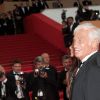 Jean-Paul Belmondo remonte les marches du palais des festivals, lors du 64e festival de Cannes, à l'occasion de la projection du documentaire "Belmondo, itinéraire..." Le 17 mai 2011