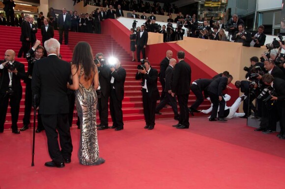 Jean-Paul Belmondo remonte les marches du palais des festivals, lors du 64e festival de Cannes, à l'occasion de la projection du documentaire "Belmondo, itinéraire..." Le 17 mai 2011