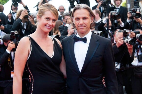 Paul Belmondo et Luana remontent les marches du palais des festivals, lors du 64e festival de Cannes, à l'occasion de la projection du documentaire "Belmondo, itinéraire..." Le 17 mai 2011