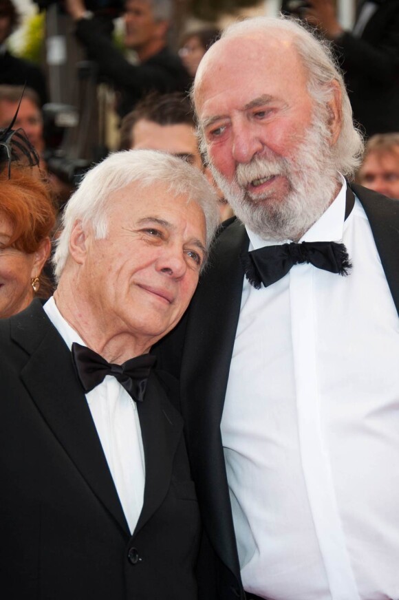 Guy Bedos et Jean-Pierre Marielle remonte les marches du palais des festivals, lors du 64e festival de Cannes, à l'occasion de la projection du documentaire "Belmondo, itinéraire..." Le 17 mai 2011