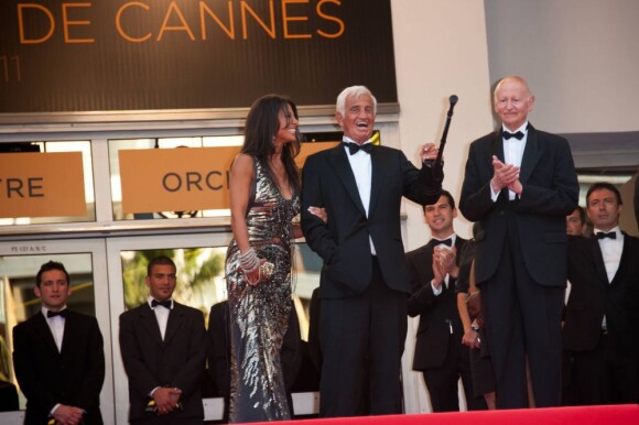 Jean-Paul Belmondo et Barbara Gandolfi lors de la projection de "Belmondo, ititnéraire...", le 17 mai 2011, à Cannes.