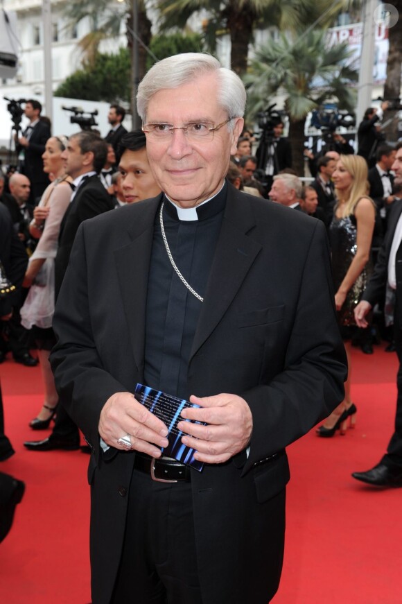 Monseigneur Di Falco lors de la montée des marches du film La Conquête le 18 mai 2011 à l'occasion du 64e Festival de Cannes