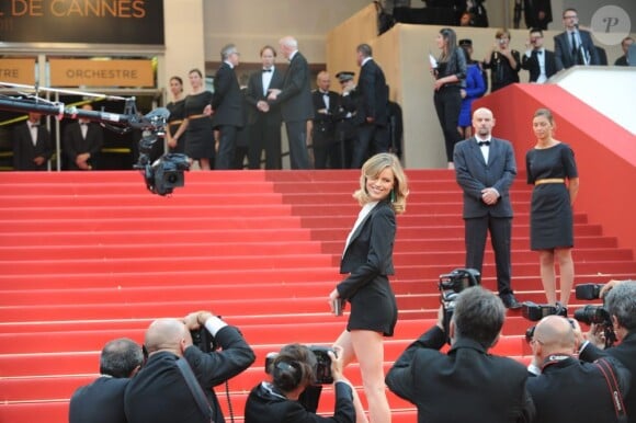 Eva Herzigova lors de la montée des marches du film La Conquête le 18 mai 2011 à l'occasion du 64e Festival de Cannes