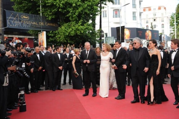 L'équipe du film lors de la présentation du film La Piel que Habito au festival de Cannes le 19 mai 2011