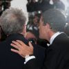 Pedro Almodovar et Antonio Banderas lors de la présentation du film La Piel que Habito au festival de Cannes le 19 mai 2011