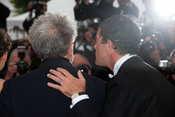 Pedro Almodovar et Antonio Banderas lors de la présentation du film La Piel que Habito au festival de Cannes le 19 mai 2011