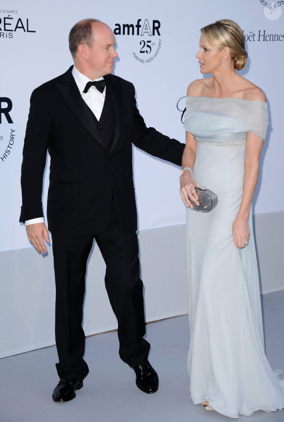 Le prince Albert de Monaco et sa fiancée Charlene Wittstock lors du gala de l'amfAR au Cap d'Antibes le 19 mai 2011