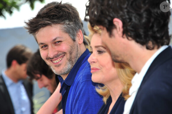 Christophe Honoré, Catherine Deneuve et Louis Garrel lors du photocall du film Les Bien-aimés au festival de Cannes le 21 mai 2011