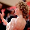 Jane Fonda est radieuse dans sa robe dorée sur le tapis rouge de Cannes le 22 mai 2011