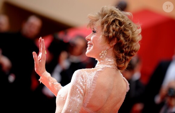 Jane Fonda est radieuse dans sa robe dorée sur le tapis rouge de Cannes le 22 mai 2011