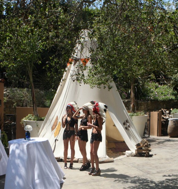 De jolies hôtesses déguisées en indiennes lors de l'anniversaire de Christian Audigier dans son ranch de Topanga Canyon à Malibu le samedi 21 mai 2011