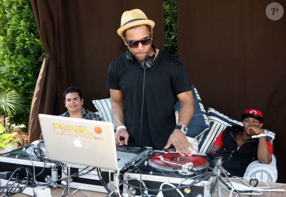 Un DJ met l'ambiance durant l'anniversaire de Christian Audigier dans son ranch de Topanga Canyon à Malibu le samedi 21 mai 2011