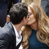 Jennifer Lopez et son époux Marc Anthony échangeant des baisers lors de l'hommage sur le Hollywood Walk of Fame de Simon Fuller le 23 mai 2011 à Los Angeles
