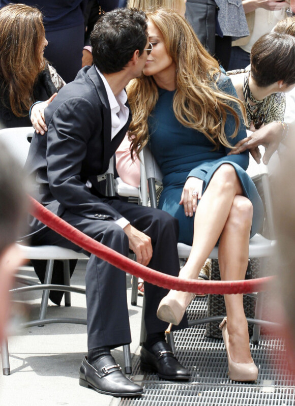 Jennifer Lopez et son époux Marc Anthony échangeant des baisers lors de l'hommage sur le Hollywood Walk of Fame de Simon Fuller le 23 mai 2011 à Los Angeles