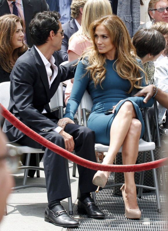 Jennifer Lopez et son époux Marc Anthony lors de l'hommage sur le Hollywood Walk of Fame de Simon Fuller le 23 mai 2011 à Los Angeles