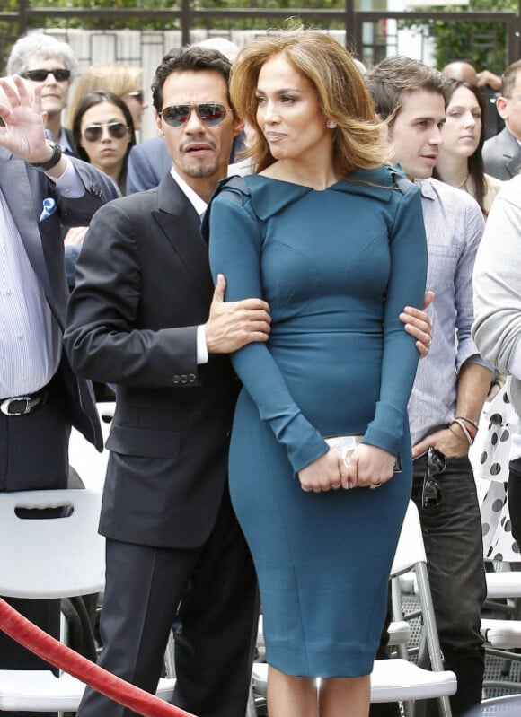 Jennifer Lopez et son époux Marc Anthony, inséparables, lors de l'hommage sur le Hollywood Walk of Fame de Simon Fuller le 23 mai 2011 à Los Angeles