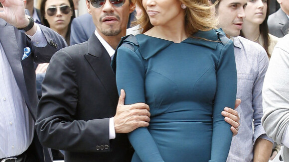 Jennifer Lopez au top : robe très moulante et baisers enflammés !