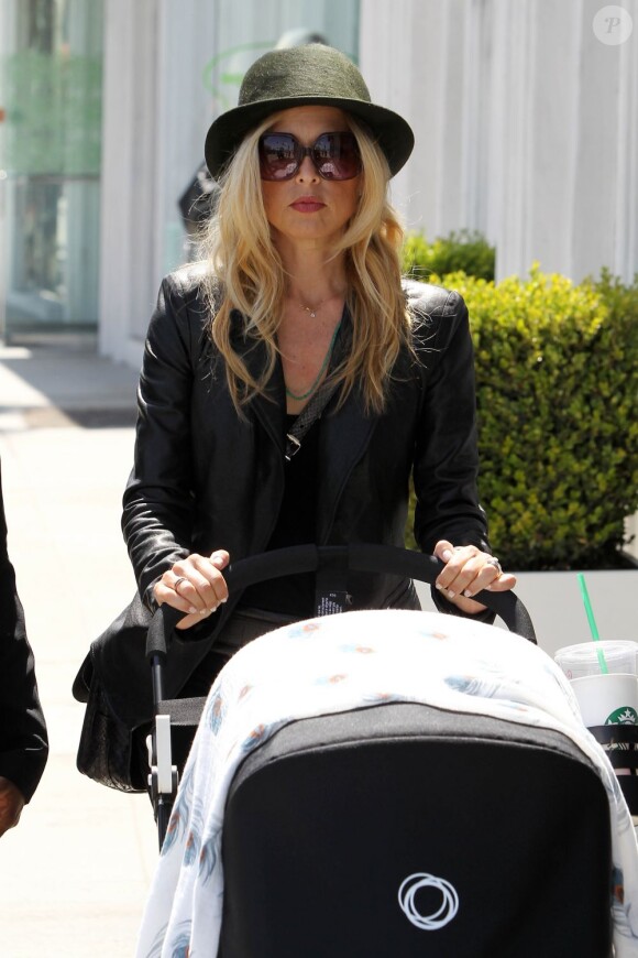 Rachel Zoe et son bébé Skyler se promènent au parc à Beverly Hills le 23 mai 2011.