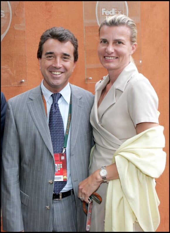 Arnaud Lagardère et sa femme Manuela Erdödy lors des internationaux de tennis à Roland Garros en 2007
 