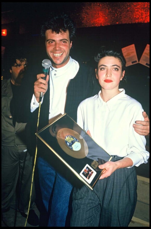 Jil Caplan reçoit un disque d'or en 1988.
