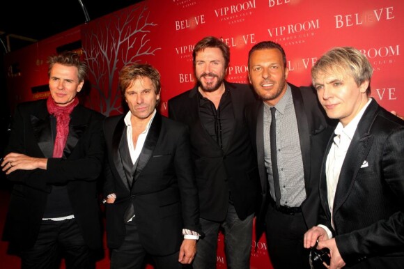 Jean-Roch pose aux côtés du groupe Duran Duran, au VIP Room de Cannes, lors du Festival de Cannes 2011.