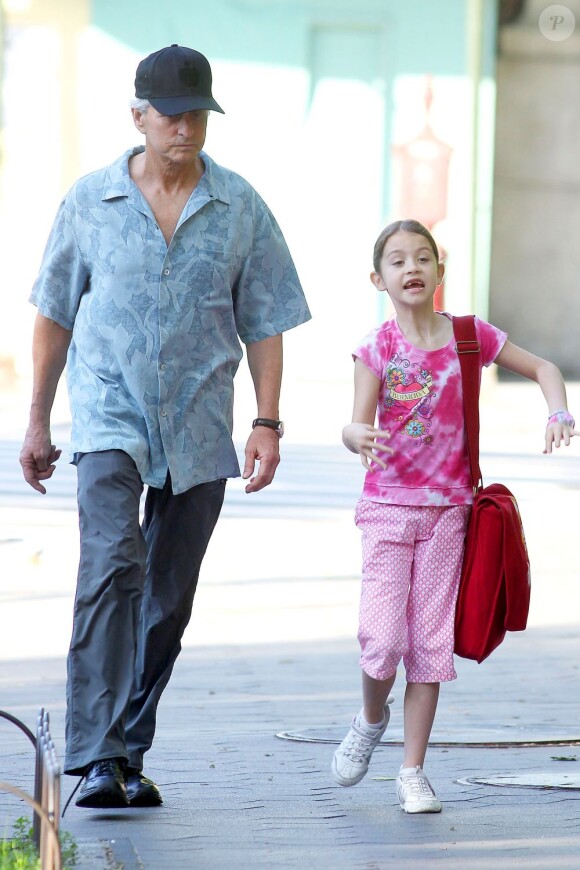 Michael Douglas est toujours aux petits soins avec sa fille Carys Zeta et son fils Dylan Michael. New York, le 25 mai 2011