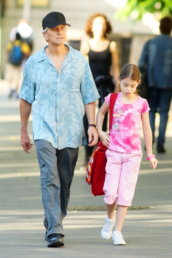 Michael Douglas et sa fille Carys Zeta se baladent dans les rues de New York, le 25 mai 2011