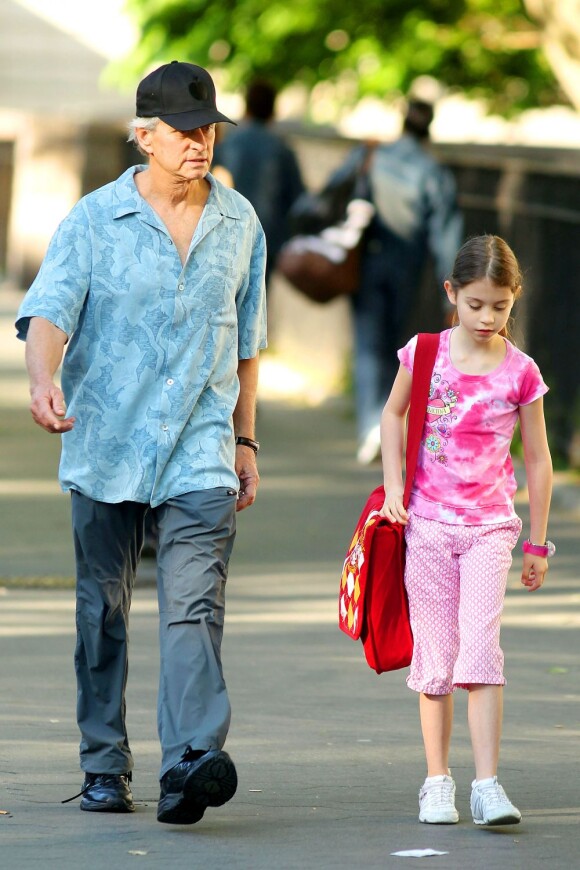 Michael Douglas et sa fille Carys Zeta se baladent dans les rues de New York, le 25 mai 2011