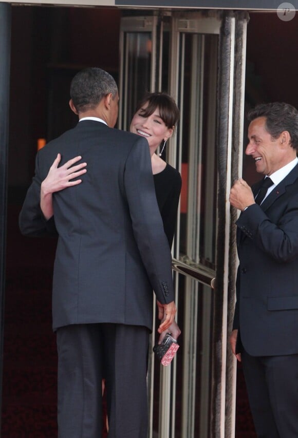 Carla-Bruni Sarkozy (enceinte) et son époux Nicolas Sarkozy sur le perron du Ciro's, avec Barack Obama, à Deauville, le 26 mai 2011.