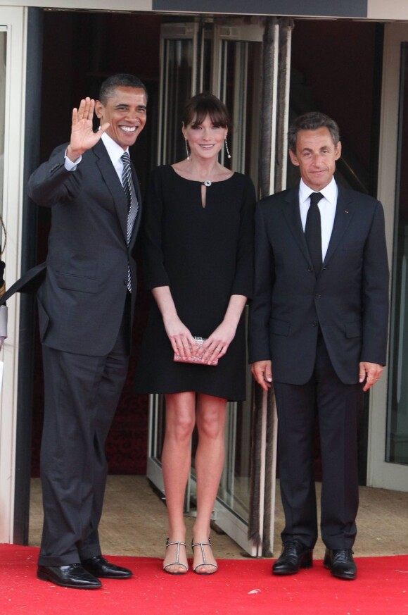 Carla-Bruni Sarkozy (enceinte) et son époux Nicolas Sarkozy sur le perron du Ciro's, à Deauville, le 26 mai 2011. Barack Obama est à leurs côtés !