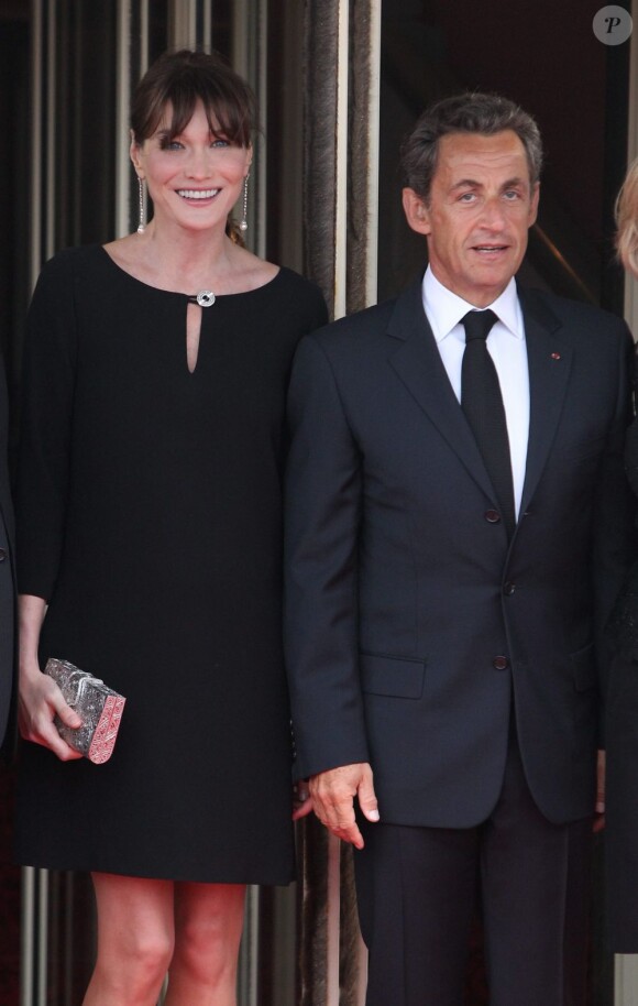 Carla-Bruni Sarkozy (enceinte) et son époux Nicolas Sarkozy sur le perron du Ciro's, à Deauville, le 26 mai 2011.