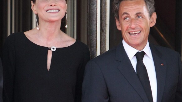 Carla Bruni : Nicolas Sarkozy s'extasie sur son ventre de future maman mutine !