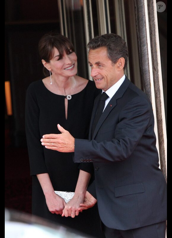 Carla-Bruni Sarkozy (enceinte) et son époux Nicolas Sarkozy sur le perron du Ciro's, à Deauville, le 26 mai 2011.