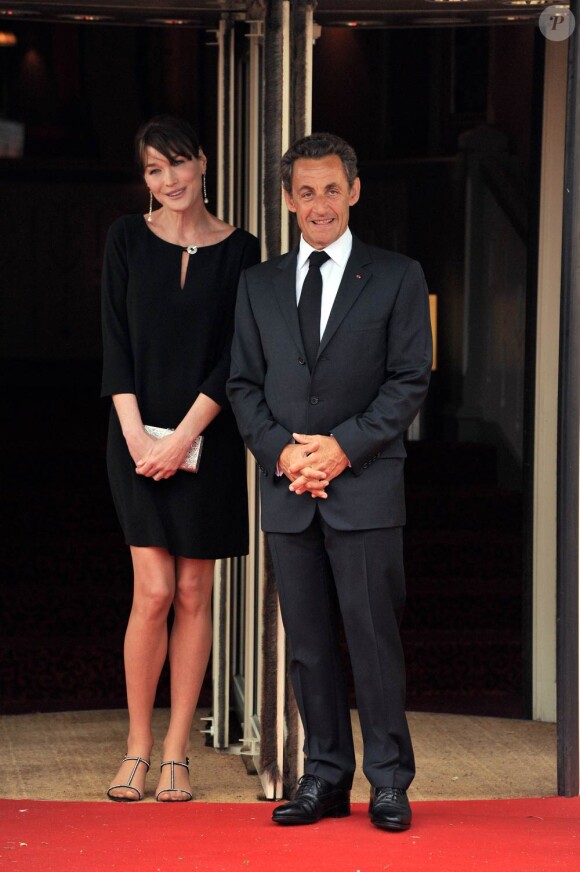 Carla-Bruni Sarkozy (enceinte de son 2e enfant) et son époux Nicolas  Sarkozy sur le perron du restaurant Le Ciro's, à Deauville, le 26 mai  2011.