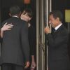 Carla-Bruni Sarkozy (enceinte de son 2e enfant) et son époux Nicolas  Sarkozy sur le perron du restaurant Le Ciro's, à Deauville, le 26 mai  2011. Barack Obama les embrasse.