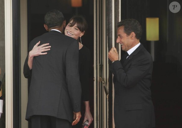 Carla-Bruni Sarkozy (enceinte de son 2e enfant) et son époux Nicolas  Sarkozy sur le perron du restaurant Le Ciro's, à Deauville, le 26 mai  2011. Barack Obama les embrasse.
